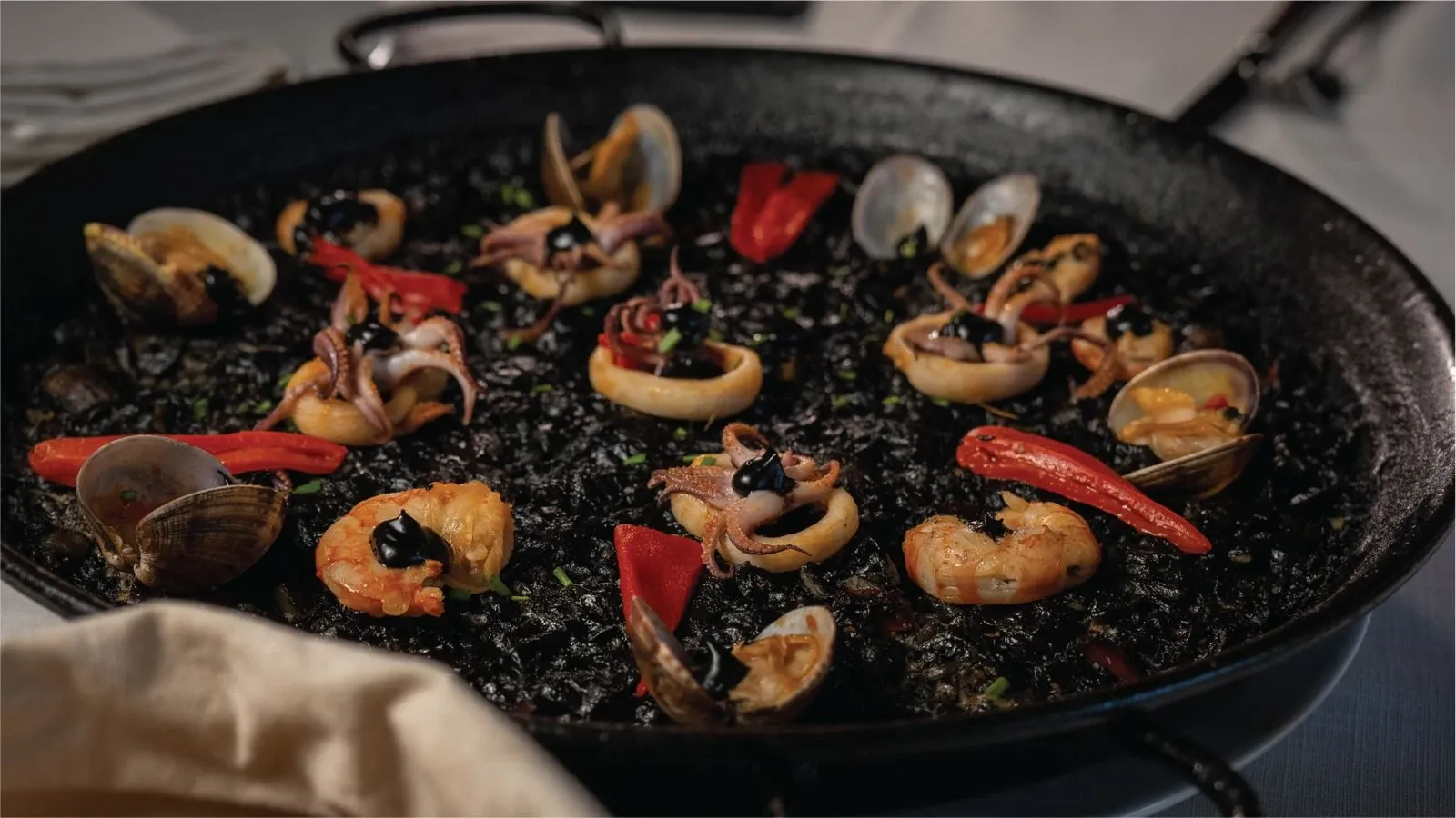 Arroz negro de sepia y gambas en paellera