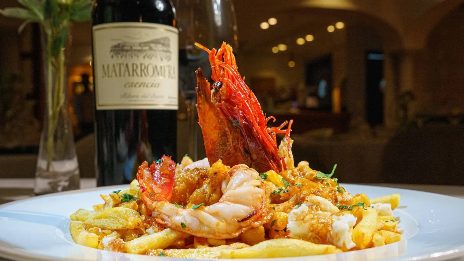 Huevos rotos con carabinero y vino de Ribera del Duero