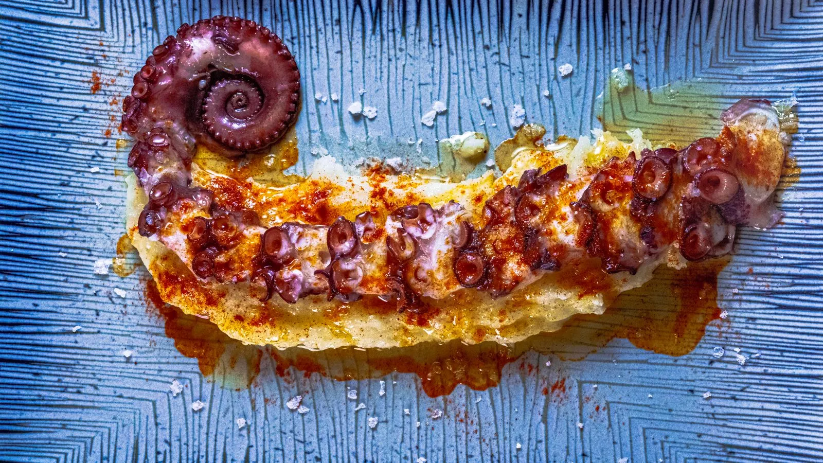 Pulpo a la gallega sobre parmentier con pimentón