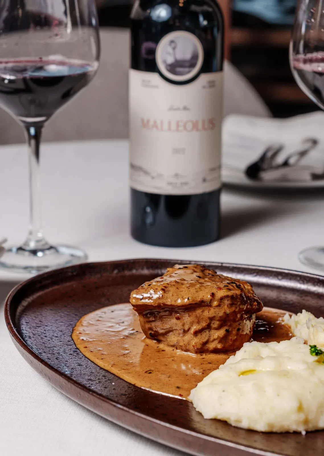 Solomillo a la pimienta con puré trufado