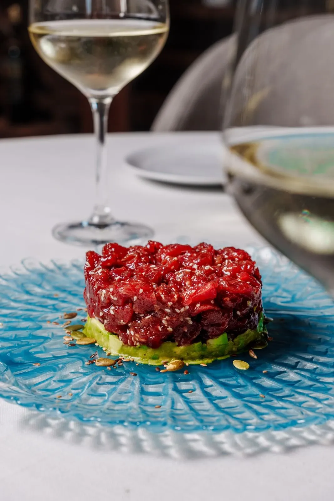 Tartar de atún rojo sobre aguacate