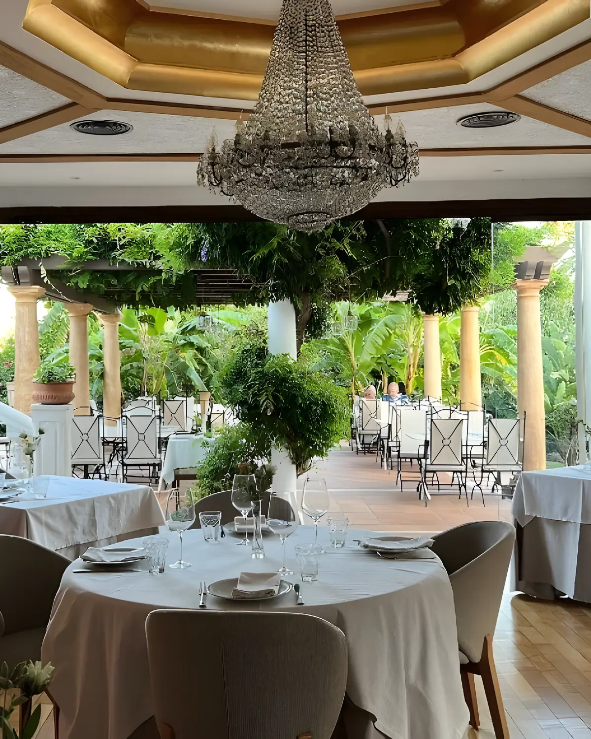Salón principal de Zeñorío abierto al jardín